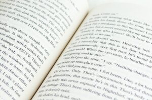 Szerkesztői asztal szövegekkel és jegyzetekkel